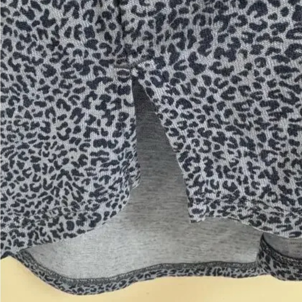 🌟 2/$18 SALE Athleta Breezy Scoop V-neck Short Sleeve Blue Leopard Print Medium - Picture 6 of 6